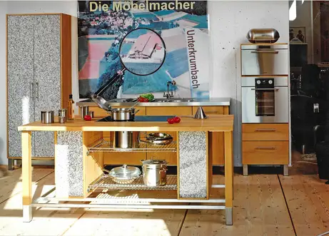 Offene Roste zwischen den Containern in unserer Ausstellungsküche 