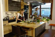 Die beiden haben sich ernsthaft in die Möglichkeiten ihrer neue Küche eingearbeitet 