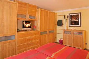 Schlafzimmer aus regionalem Massivholz 2006-9: Die Möbelmacher