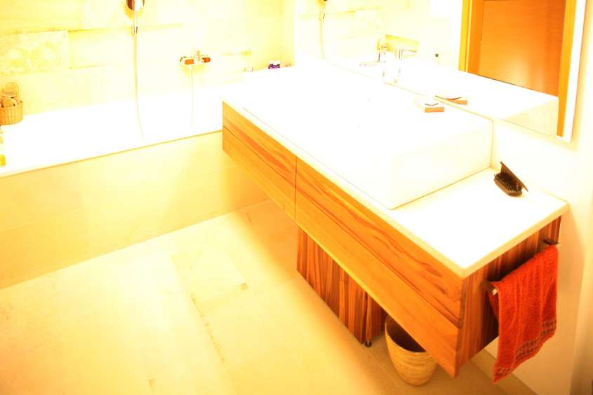 Badezimmer aus massivem Holz: Die Möbelmacher