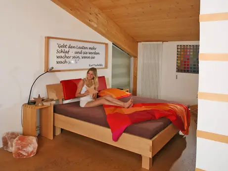 Massivholzbett Leder Buche Esther Kellner 