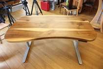 Massivholzschreibtisch höhenverstellbar in Nussbaum 