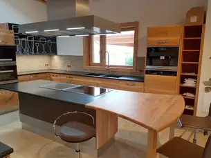 Kochinsel mit Granit und Kirschbaum in Freiform 