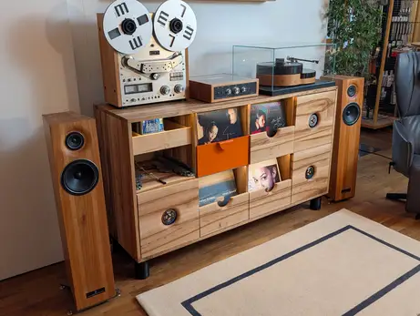 Holz und Metallkombi bei den Schallplattenschrank-Fronten 
