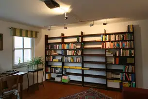 Bücherregal aus Thermobuche