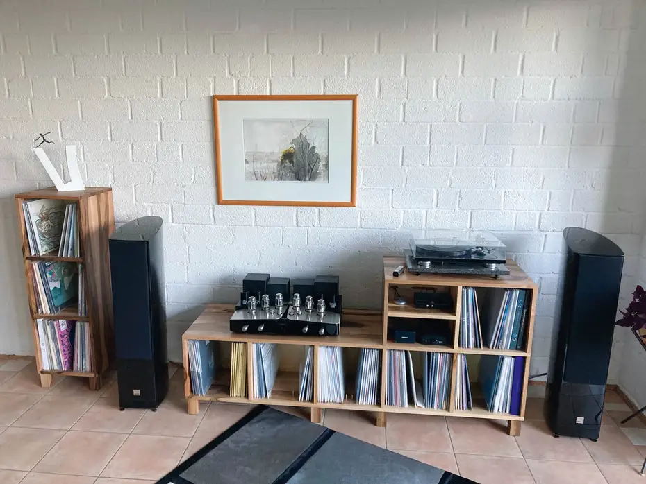 Edles Hifi-Lowboard in fränkischem Nussbaum Edles Hifi-Lowboard in fränkischem Nussbaum