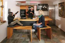 Geschwungene Wangenbänke mit Lederkissen 