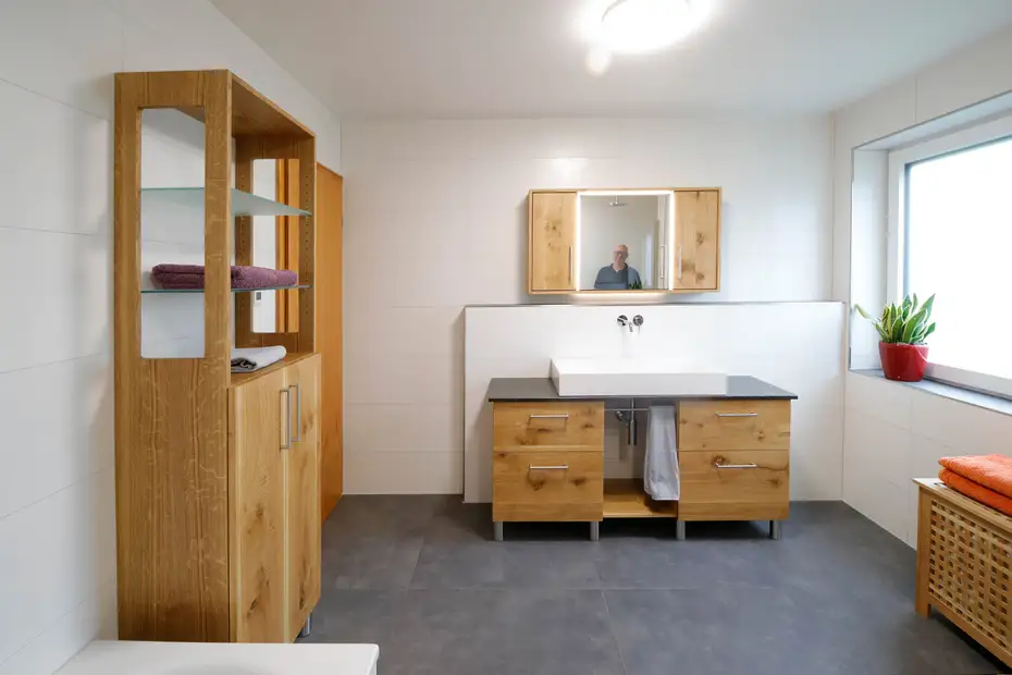 Bad in Eiche mit Waschtischplatte aus Granit 