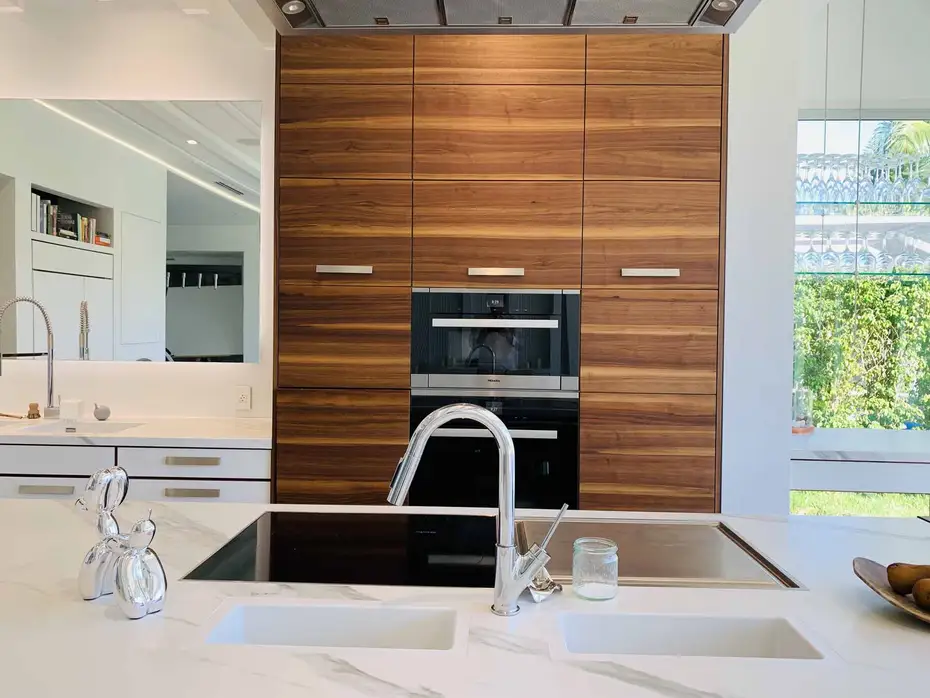 Spülbecken aus Keramik in der Kochinsel in Miami  