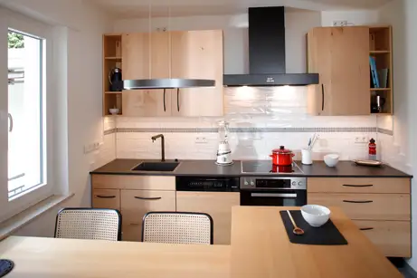 Küchenzeile mit Spüle und Backofen in Massivholz Küchenzeile mit Spüle und Backofen in Massivholz