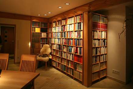 Bücherregal im regionalen Musterhaus 