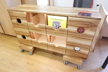 Schallplattenschrank aus fränkischem Rüster-Massivholz Schallplattenschrank aus fränkischem Rüster-Massivholz