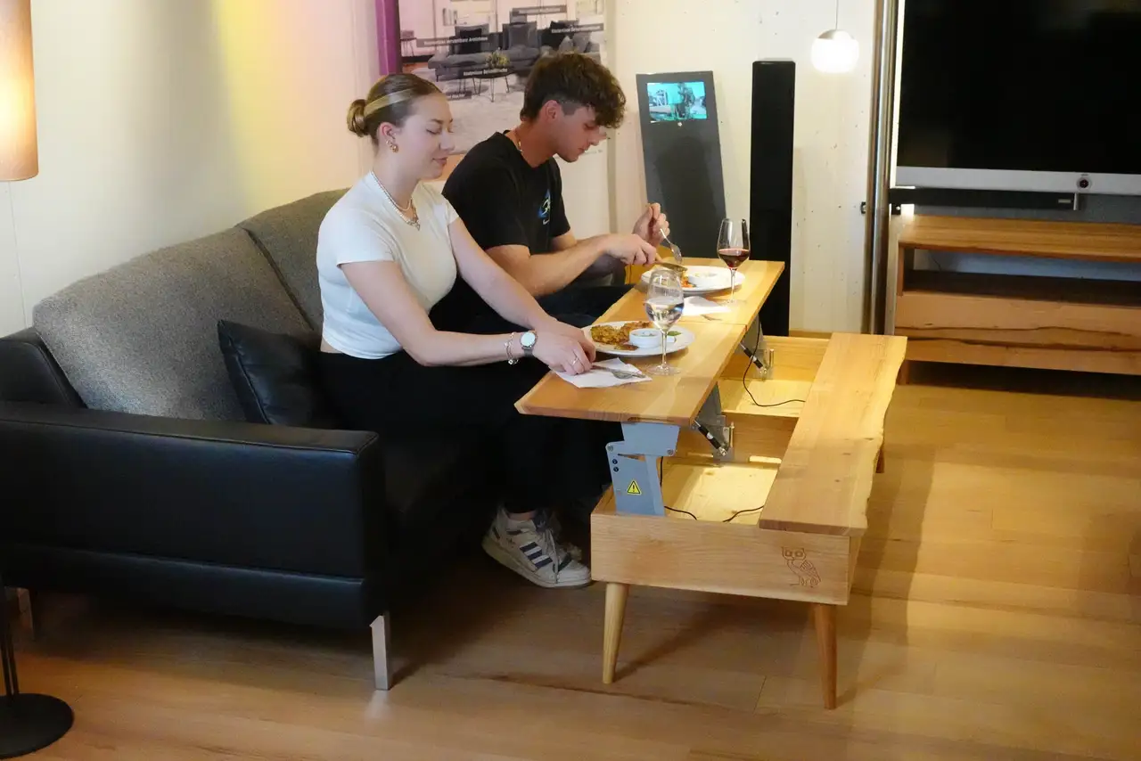 Höhenverstellbarer Couchtisch aus Kirschbaum 