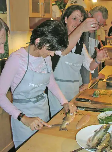 Fisch filetieren in der Massivholzküche