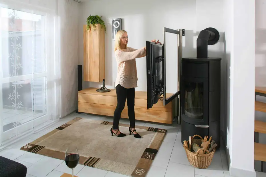 TV-Lowboard mit raffinierter Schwenkmechanik TV-Lowboard mit raffinierter Schwenkmechanik