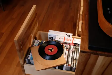 Die herausgenommene Dekoplatte Die herausgenommene Dekoplatte