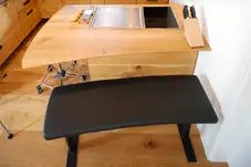 Der Bankschwung folgt dem Schwung der Kochinselplatte