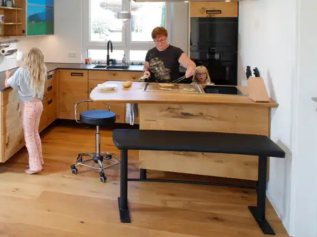 Eichen-Kochinsel mit runder Bank 