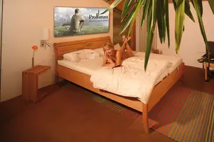 Buchenbett mit Schreinerin Simone in unserer Ausstellung Buchenbett mit Schreinerin Simone in unserer Ausstellung