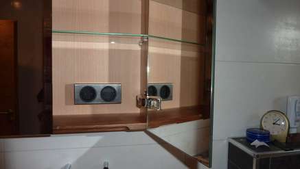 Im Spiegelschrank integrierte Steckdosen 