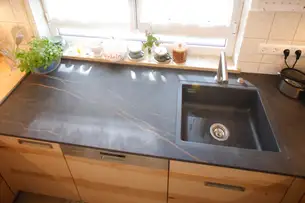 Keramikarbeitsplatte im Design Laurent und Keramikspüle von Systemceram in Schiefer Keramikarbeitsplatte im Design Laurent und Keramikspüle von Systemceram in Schiefer