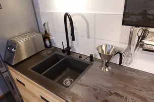 Arbeitsplatte aus gesinterter Keramik mit integrierter Spüle aus Laborkeramik Arbeitsplatte aus gesinterter Keramik mit integrierter Spüle aus Laborkeramik