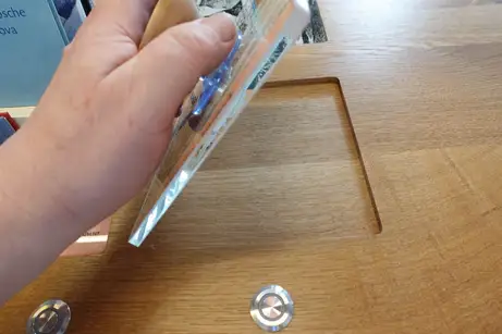 Dickes Glas in der Massivholzplatte Dickes Glas in der Massivholzplatte