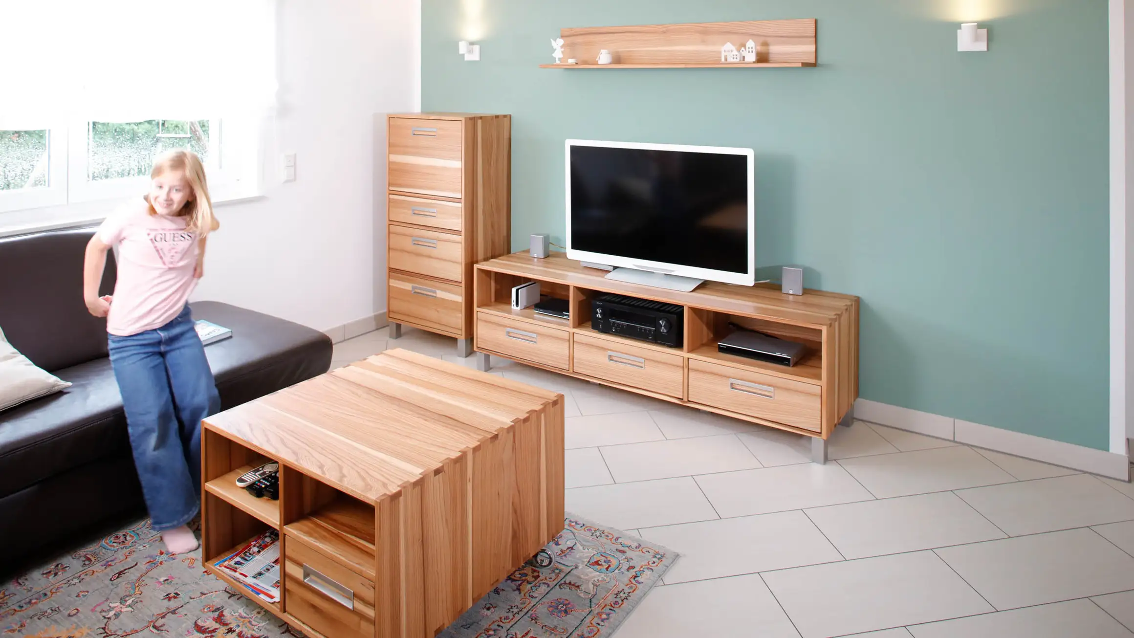 Wohnzimmer aus Rüster Massivholz mit gezinkten Kantenverbindungen 