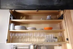 Oberschrank aus Esche mit Keramikfront Oberschrank aus Esche mit Keramikfront