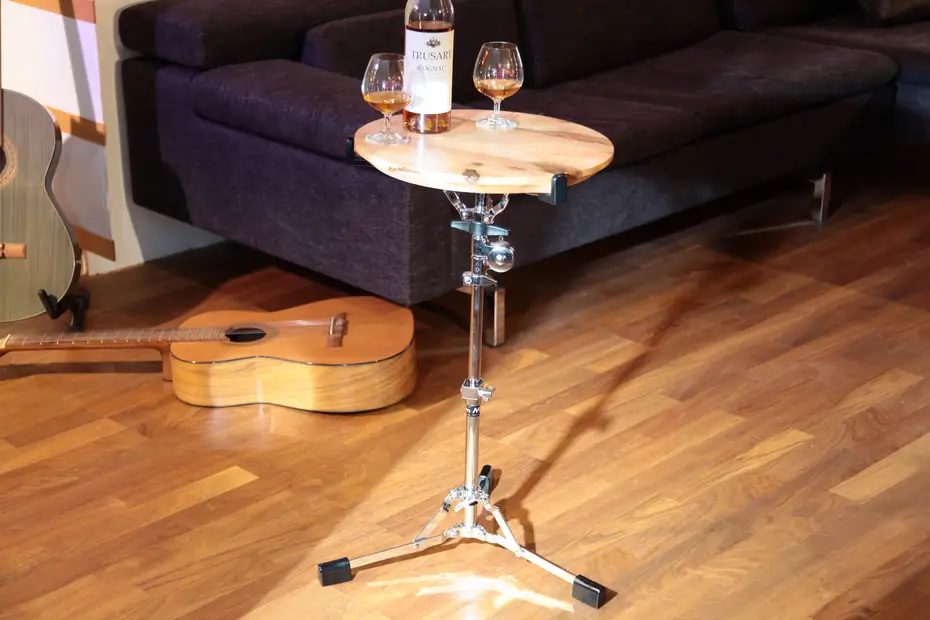 Massivholzcouchtisch mit Snare-Gestell 