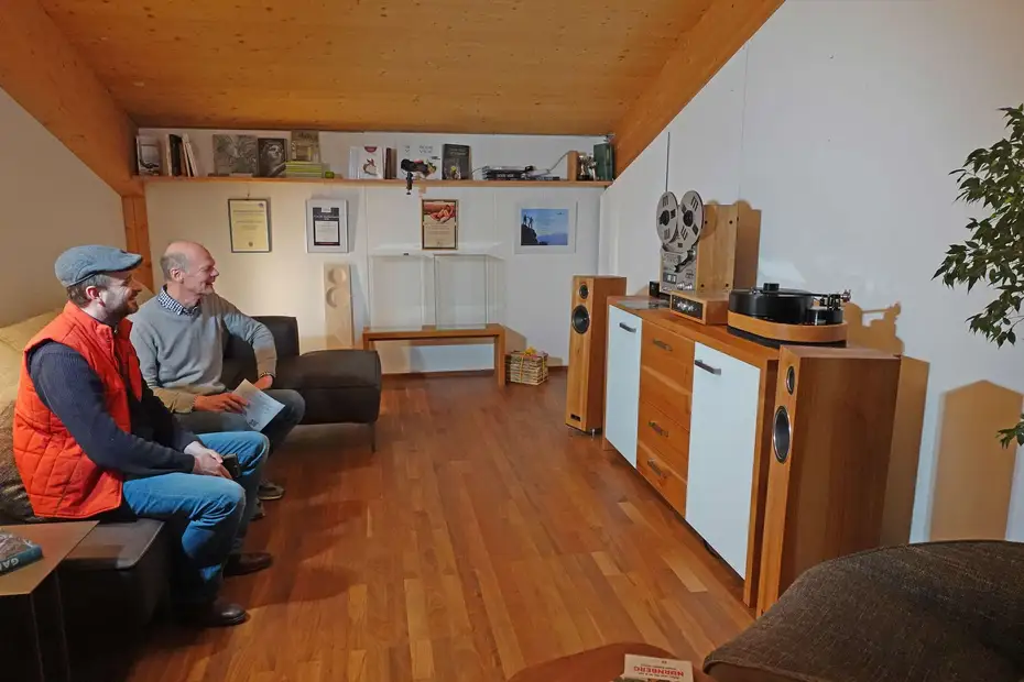 Massivholzboxen, Massivholzverstärker und Plattenspieler Viella mit Massivholz Massivholzboxen, Massivholzverstärker und Plattenspieler Viella mit Massivholz