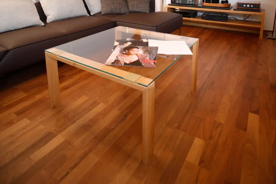 Edler Glastisch mit Gestell aus Kirschbaum 