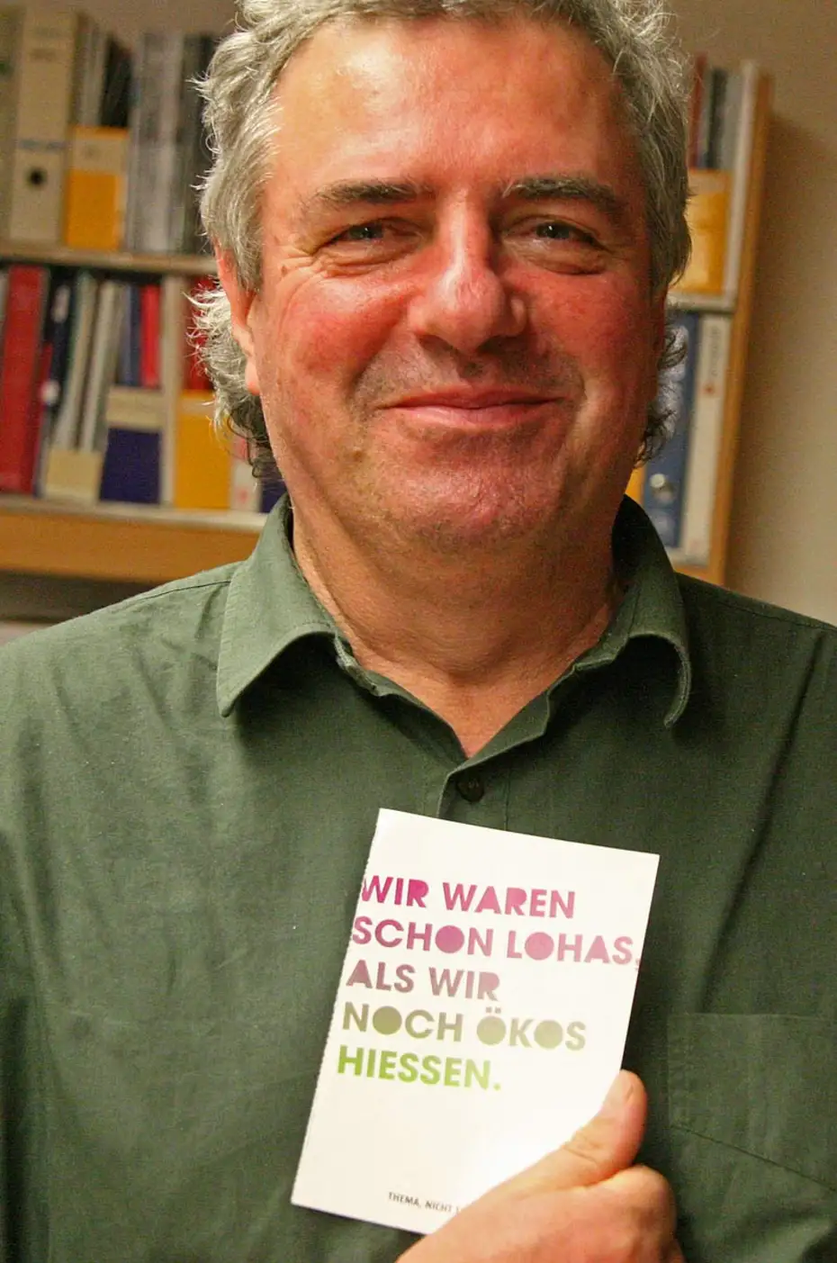 Hubert Rottner in der Massivholzküche der Möbelmacher