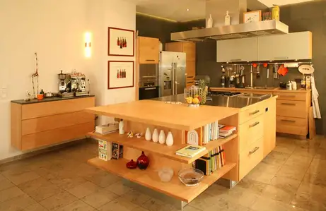 Die passende Massivholzküche in Ahorn und Edelstahl