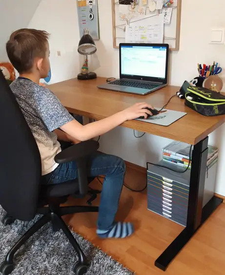 Auch Jugendliche verdienen einen höhenverstellbaren schreibtisch aus Massivholz Auch Jugendliche verdienen einen höhenverstellbaren schreibtisch aus Massivholz