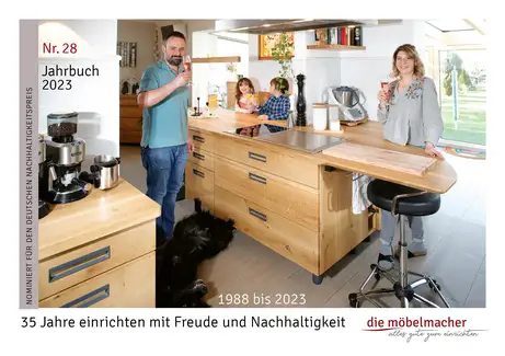 Jahrbuch 2023 der Möbelmacher zum Download Wenn Sie auf das Bild klicken, können Sie die interaktive Jahrbuch-Datei (13 MB) herunterladen und auf alle Links klicken.