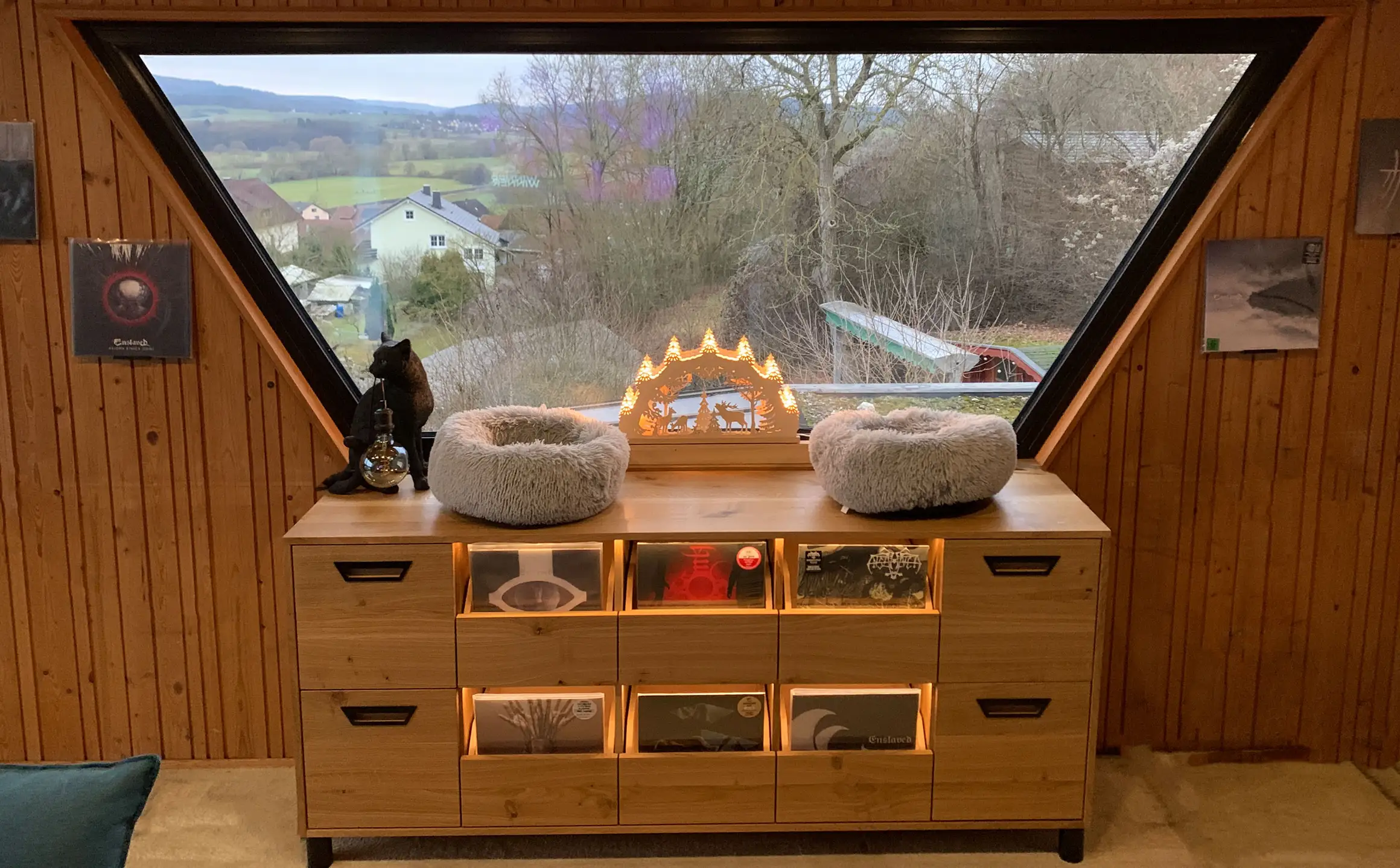 Schallplattenmöbel angepasst an das Panoramafenster Schallplattenmöbel angepasst an das Panoramafenster