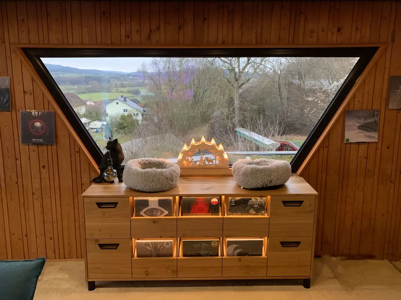 Schallplattenschrank in Eiche mit 10 Schubladen und Beleuchtung Schallplattenschrank in Eiche mit 10 Schubladen und Beleuchtung