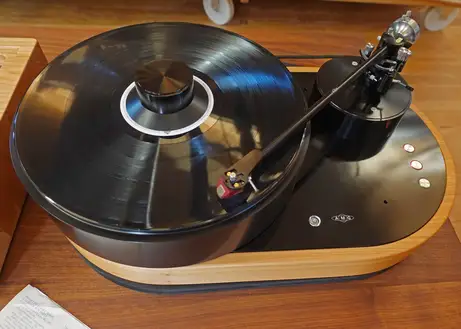 Flaggschiff von AMG, der Viella Plattenspieler Flaggschiff von AMG, der Viella Plattenspieler