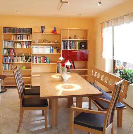 Buchenessplatz mit Bücherregal in Containerform 