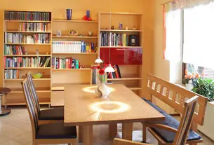 Essplatz mit Bücherregal in einem Wohnzimmer