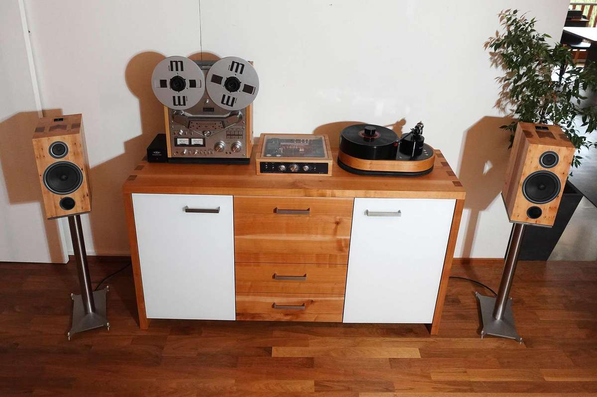 Hifi-Sideboard in Kirschbaum mit weißem Glas 