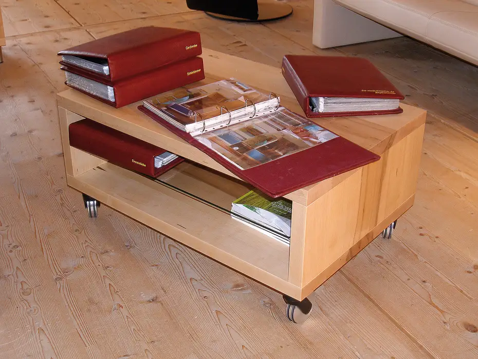 Dicker Sofatisch mit vier Zentimer dicken Ahornplatten und Rollen 