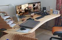 Schreibtisch mit ergonomischer Vorderkante