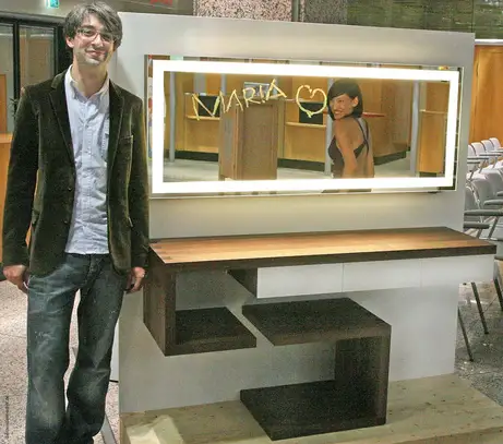 Maria und ihr Schminktisch