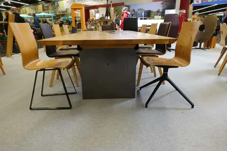 Massivholztisch mit Verlängerung mit Stahlwange Massivholztisch mit Verlängerung mit Stahlwange