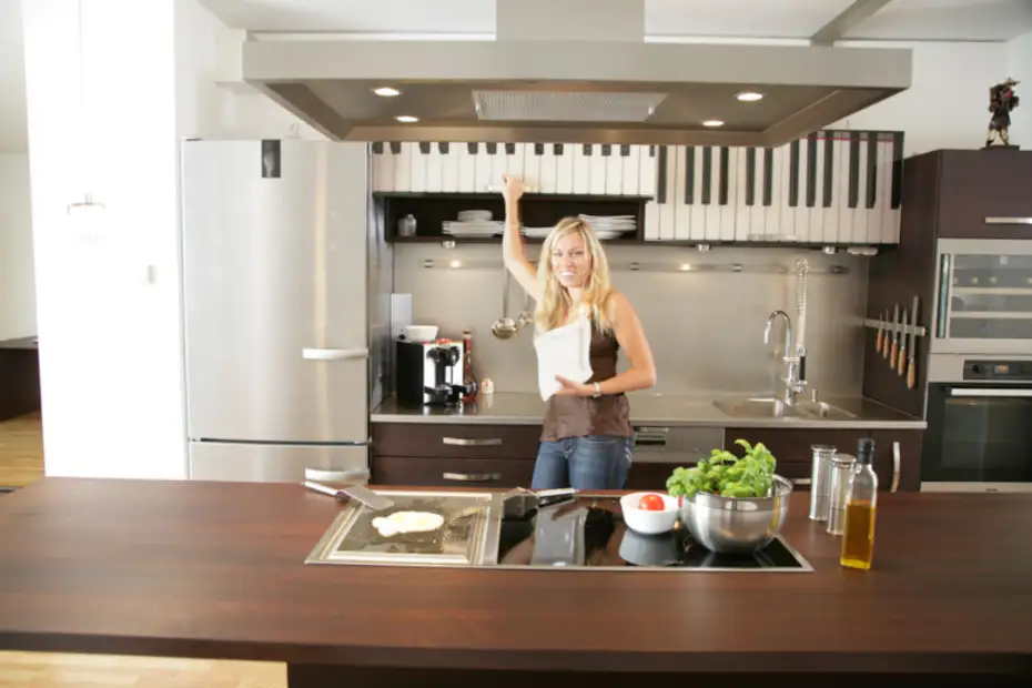 Massivholzküche im Loft: bedrucktes Glas macht einen ziemlich musikalischen Eindruck. Die Tasten lassen sich (noch) nicht bespielen, aber bei der nächsten Generation sind vielleicht ein paar Sensoren eines Synthesizers eingebaut