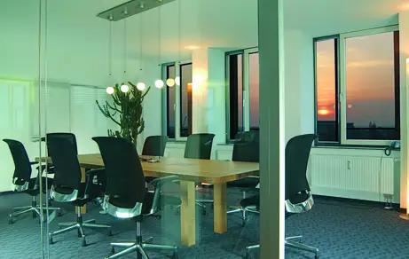 Klassischer Konferenztisch mit Bürostühlen Klassischer Konferenztisch mit Bürostühlen