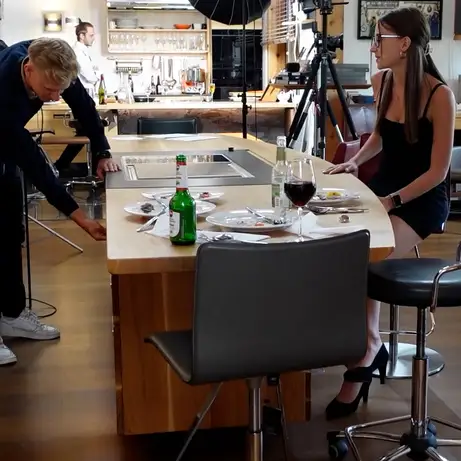 Die Hubsäule verstellt die Küche zwischen 75 und 120 cm 