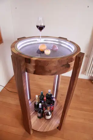 Barschrank als Stehtisch Stehtisch mit Barfunktion aus Nussbaum